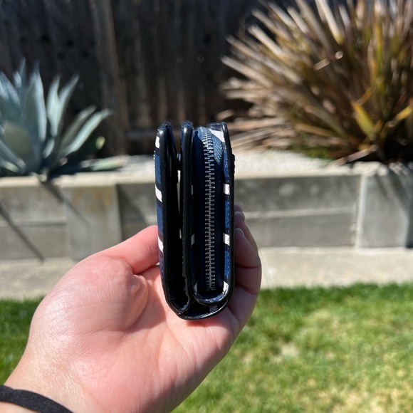 🐳🛥️ NWOT KATE SPADE STRIPED WALLET🐳🛥️ - Picture 5 of 9